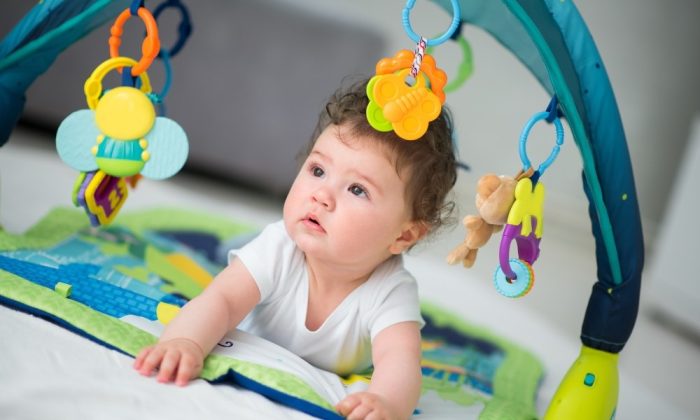 Un bébé dans un parc