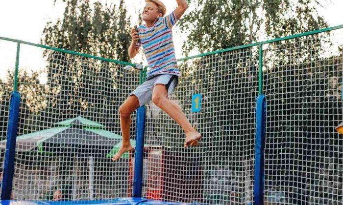 Un enfant sautant sur un trampoline