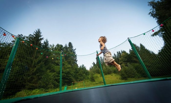 Un enfant sautant sur un trampoline