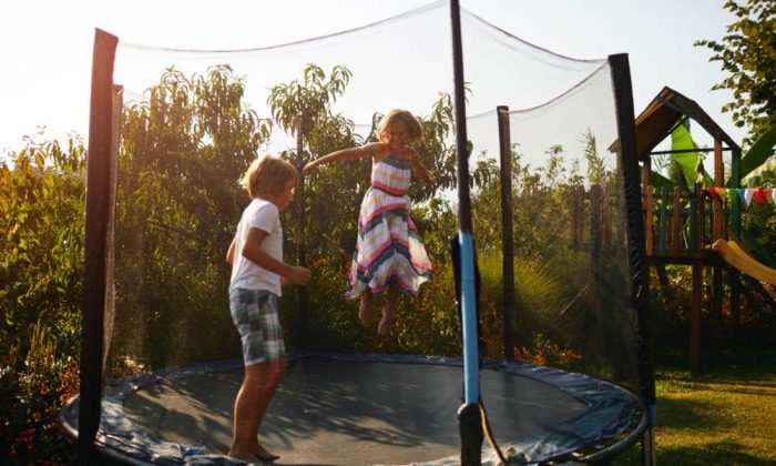 Deux enfants sautant sur un trampoline
