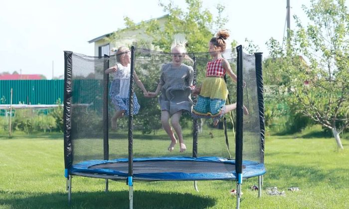 Des enfants rebondissant ensemble sur un trampoline