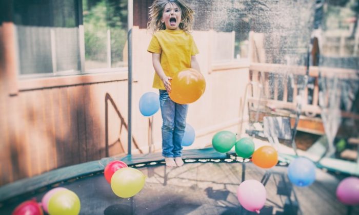 Un enfant sautant sur un trampoline