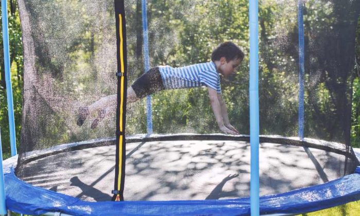 Un enfant sautant sur un trampoline