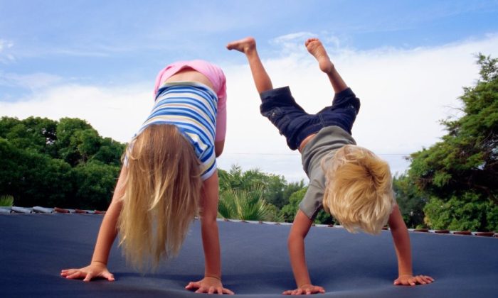 Deux enfants jouant sur un trampoline