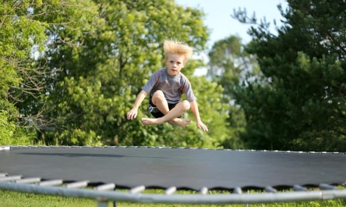 Un enfant sautant sur un trampoline