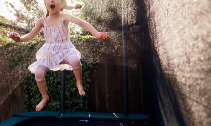 Un enfant sautant sur un trampoline
