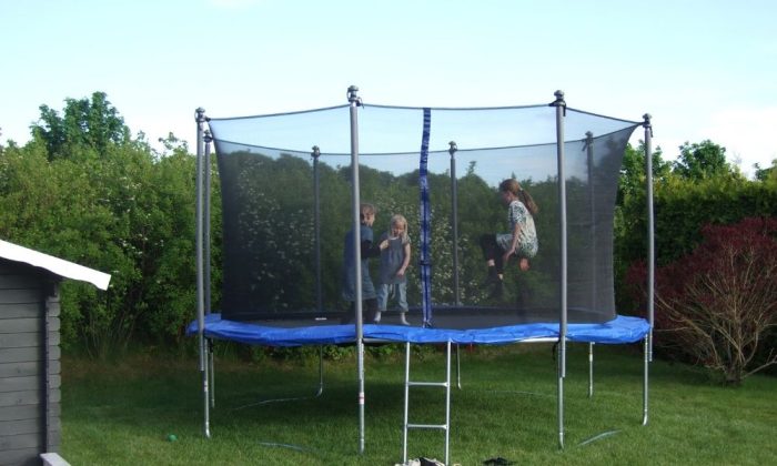 Des enfants rebondissant ensemble sur un trampoline