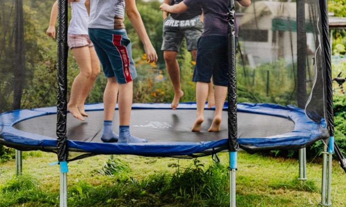 Des enfants rebondissant ensemble sur un trampoline