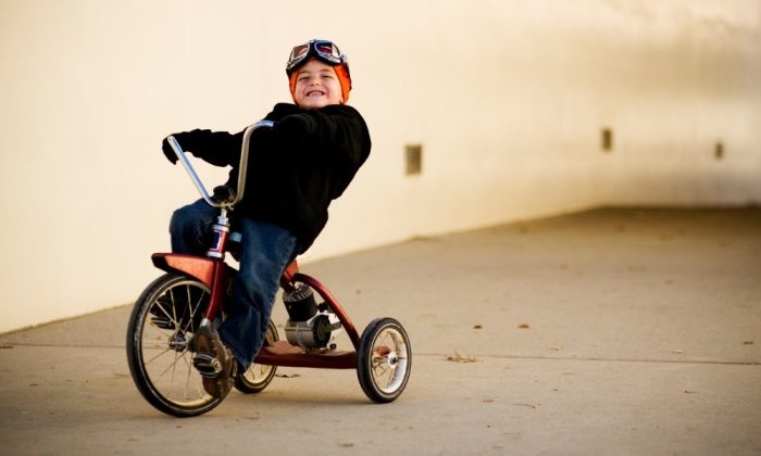 Un enfant jouant avec un tricycle évolutif