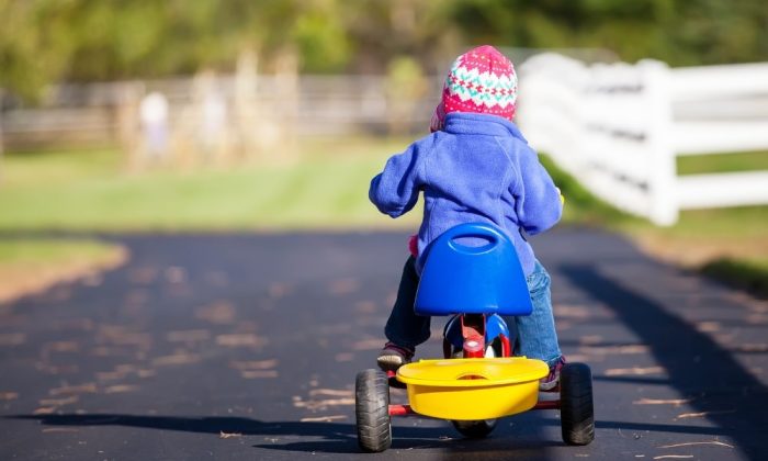 Un enfant jouant avec un tricycle évolutif