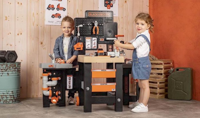 Deux enfants avec un établi Black et Decker