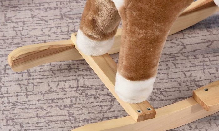 Un cheval à bascule pour enfant et bébé