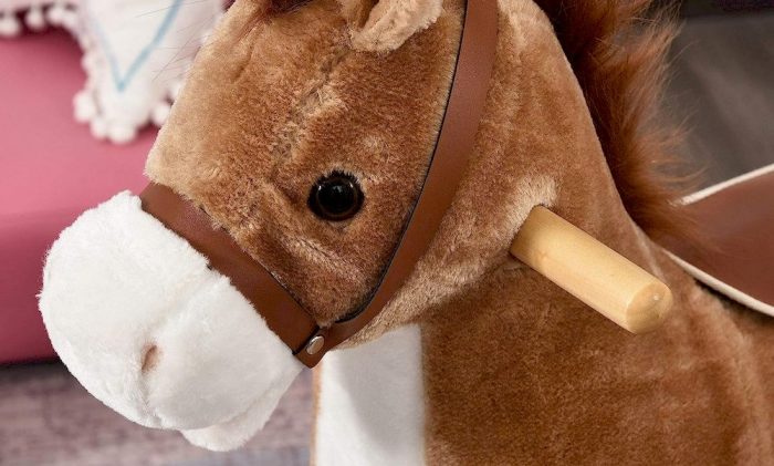 Un cheval à bascule pour enfant et bébé