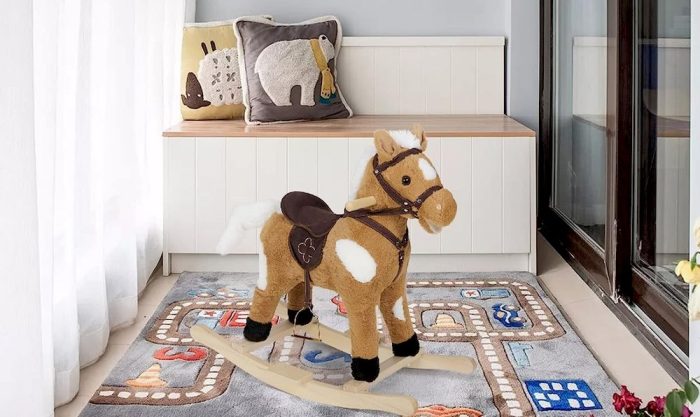 Un cheval à bascule pour enfant et bébé