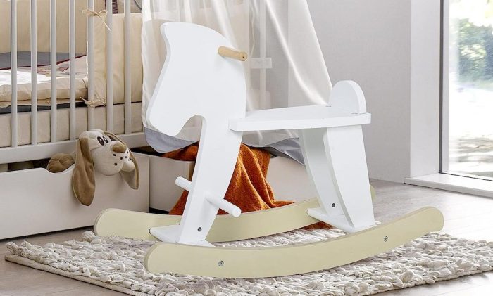 Un cheval à bascule pour enfant et bébé
