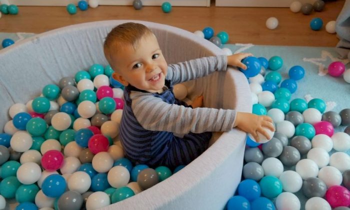 Un enfant dans une piscine à balles