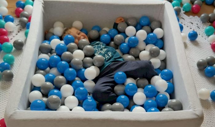 Un enfant dans une piscine à balles