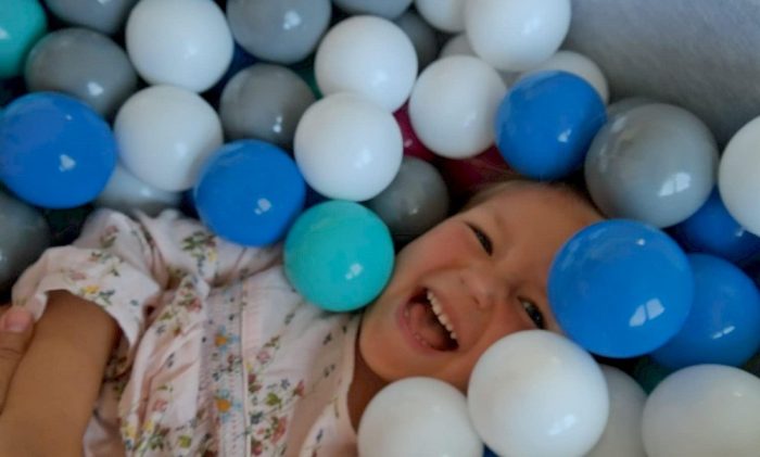 Un enfant dans une piscine à balles