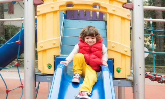 Un bébé glissant sur le toboggan