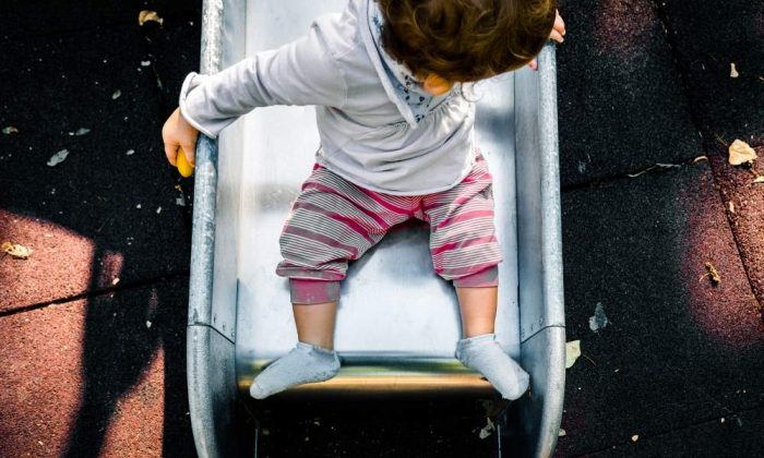 Bébé sur toboggan