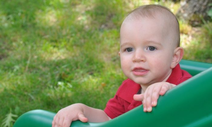 Bébé sur toboggan