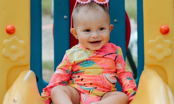 Bébé sur toboggan