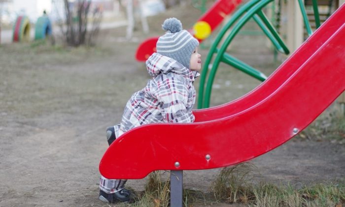 Bébé sur toboggan