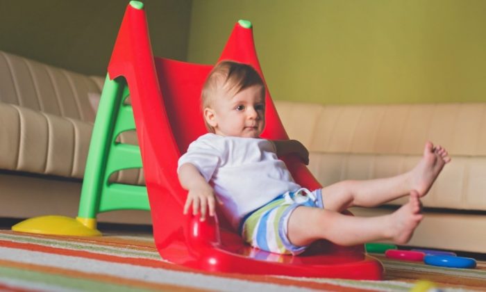Bébé glissant sur le toboggan